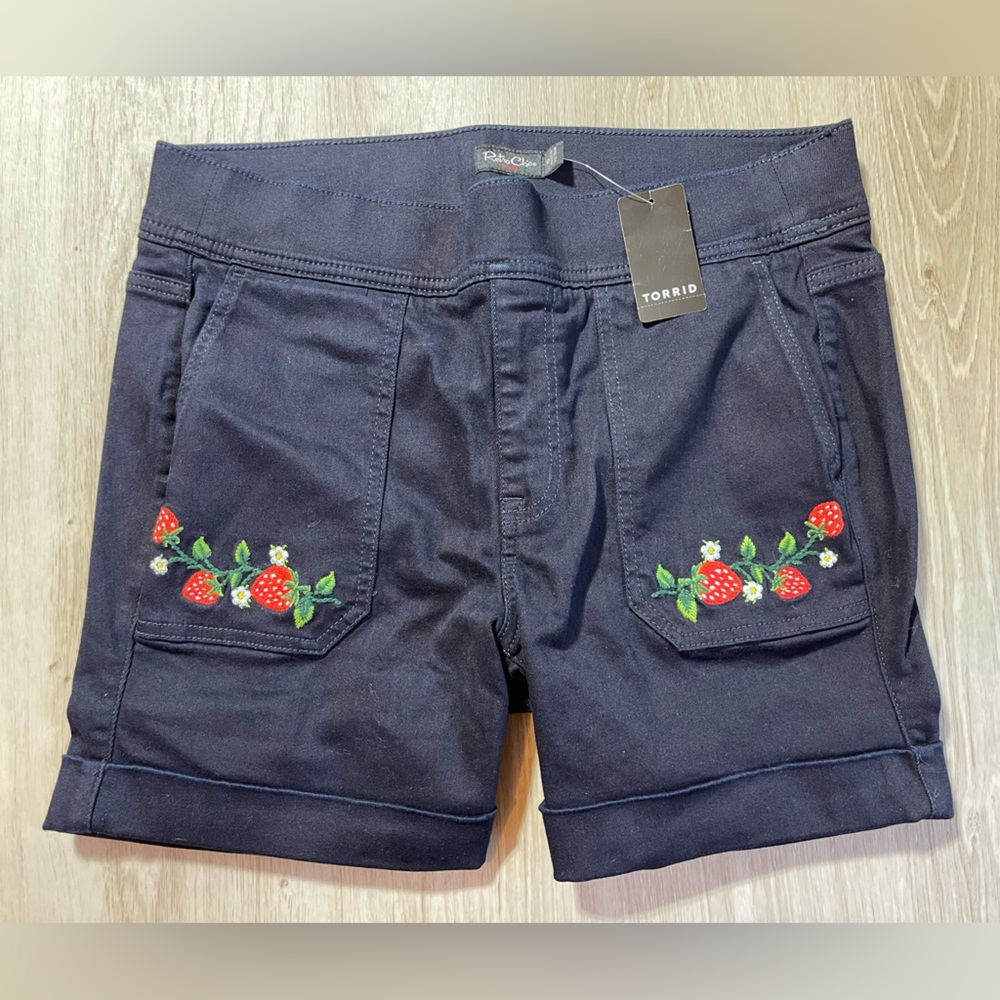 NWT Torrid Retro Chic 5 Inch Lean Jean Embroidered Super Soft High-Rise Short - Picture 4 of 6
